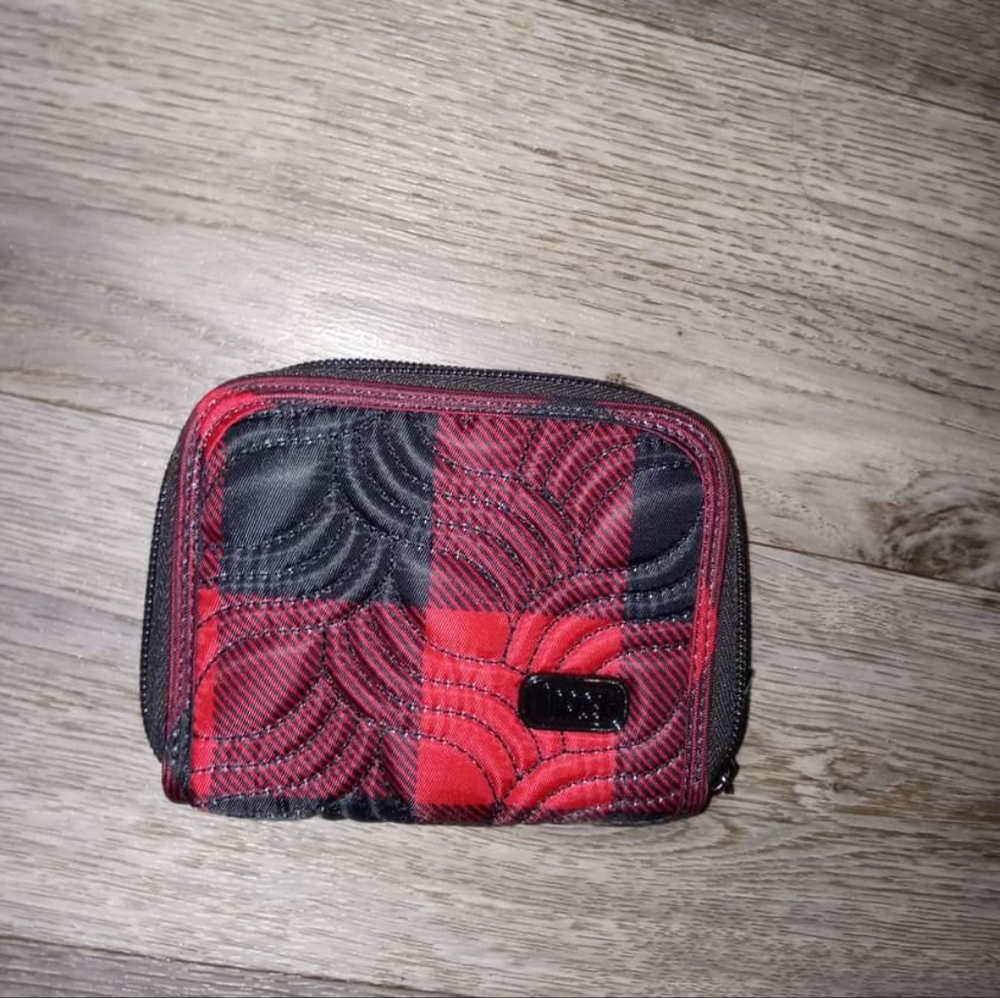 Lug splits wallet